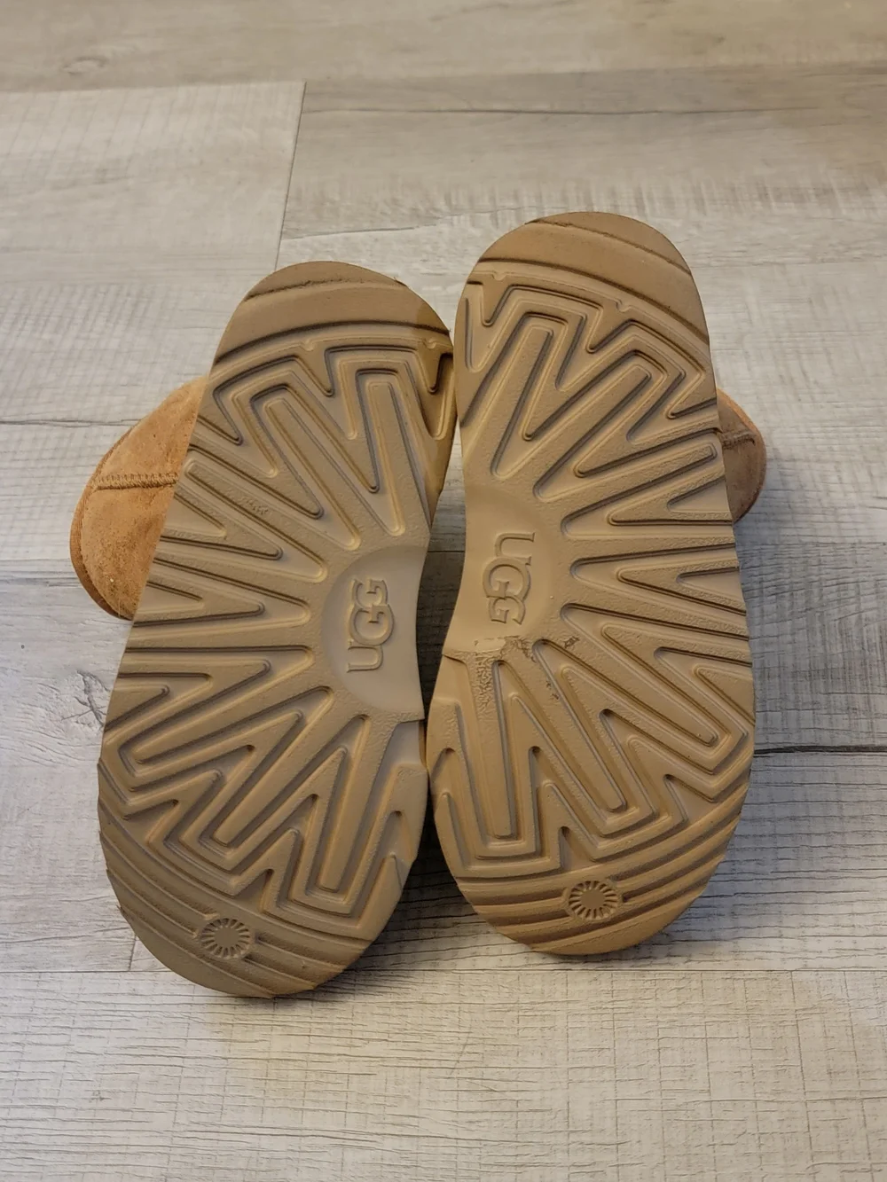 UGG Kids Classic Short Shearling Boots - Chestnut
